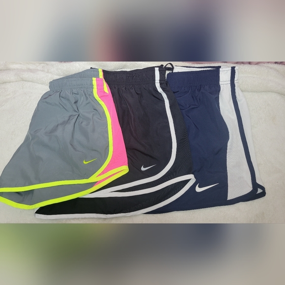 Womens Nike DriFit Shorts - Picture 2 of 4
